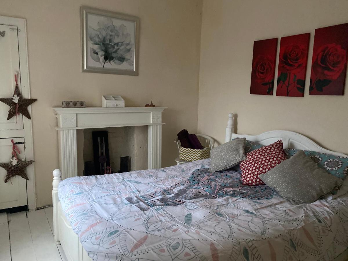 Stunning 2-Bed Apartment Above Schooners Bar Neath Ngoại thất bức ảnh