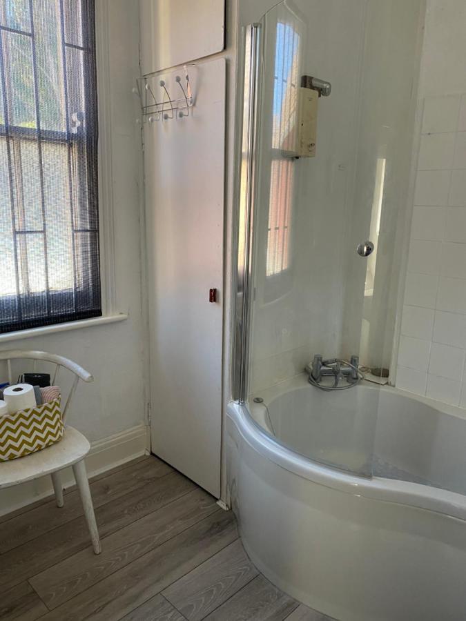 Stunning 2-Bed Apartment Above Schooners Bar Neath Ngoại thất bức ảnh