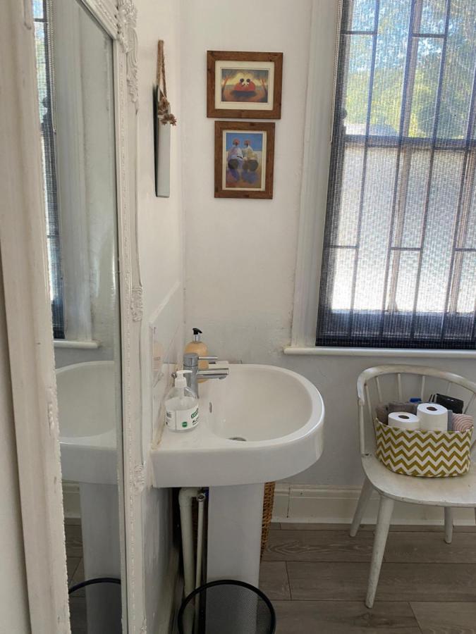 Stunning 2-Bed Apartment Above Schooners Bar Neath Ngoại thất bức ảnh