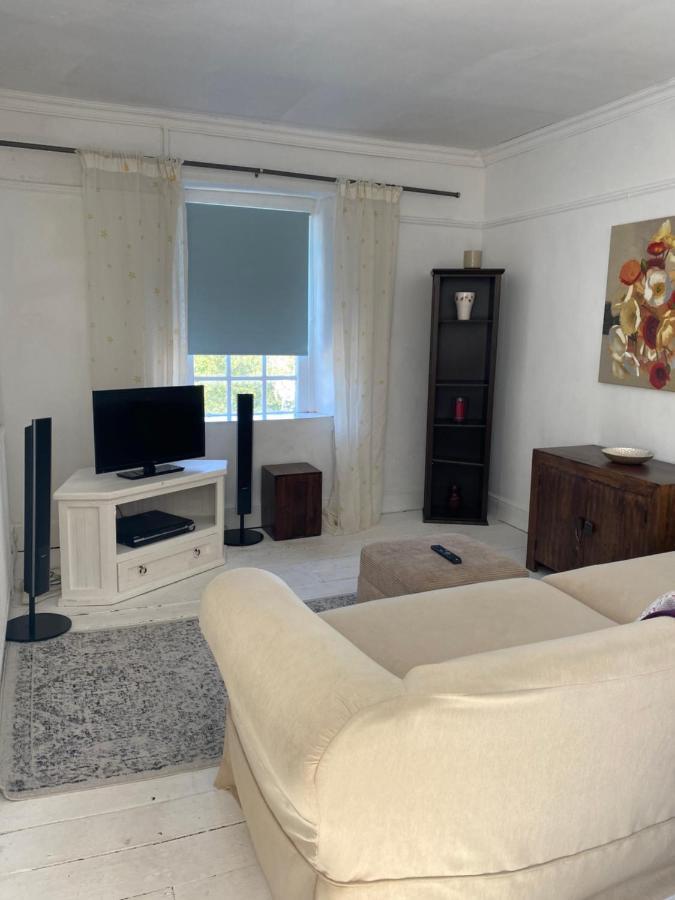 Stunning 2-Bed Apartment Above Schooners Bar Neath Ngoại thất bức ảnh