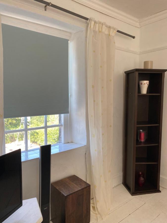 Stunning 2-Bed Apartment Above Schooners Bar Neath Ngoại thất bức ảnh