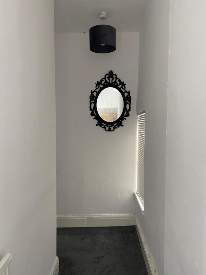 Stunning 2-Bed Apartment Above Schooners Bar Neath Ngoại thất bức ảnh