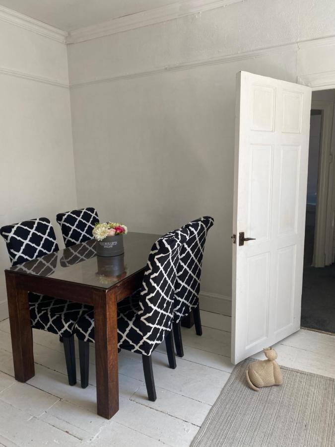 Stunning 2-Bed Apartment Above Schooners Bar Neath Ngoại thất bức ảnh