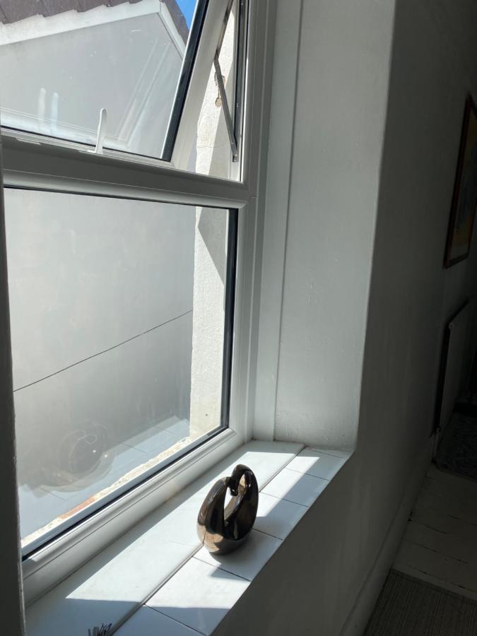 Stunning 2-Bed Apartment Above Schooners Bar Neath Ngoại thất bức ảnh