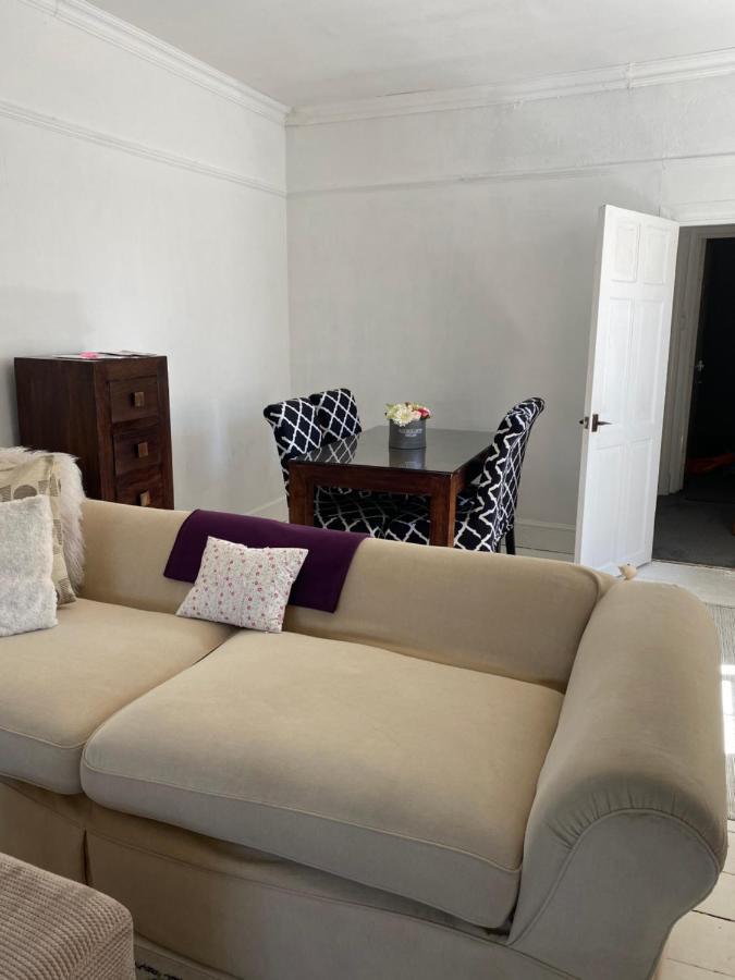 Stunning 2-Bed Apartment Above Schooners Bar Neath Ngoại thất bức ảnh
