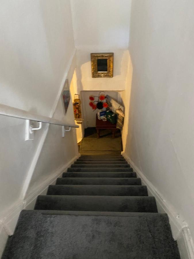 Stunning 2-Bed Apartment Above Schooners Bar Neath Ngoại thất bức ảnh