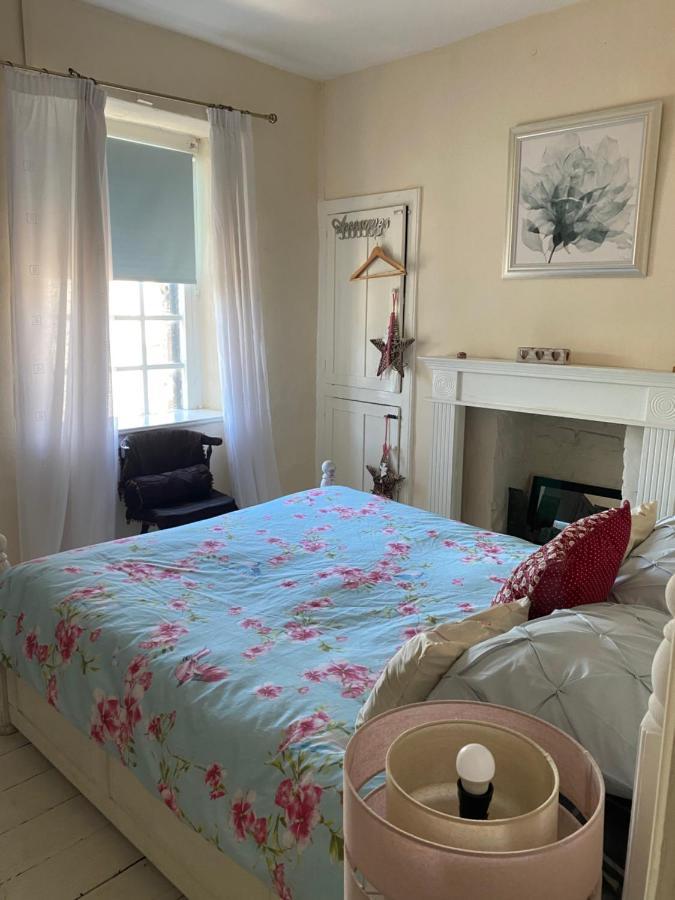 Stunning 2-Bed Apartment Above Schooners Bar Neath Ngoại thất bức ảnh