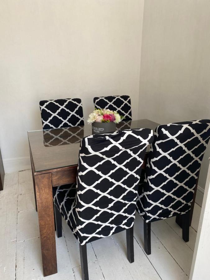 Stunning 2-Bed Apartment Above Schooners Bar Neath Ngoại thất bức ảnh
