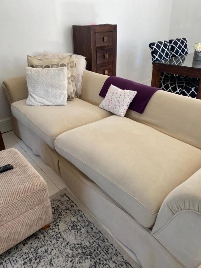 Stunning 2-Bed Apartment Above Schooners Bar Neath Ngoại thất bức ảnh