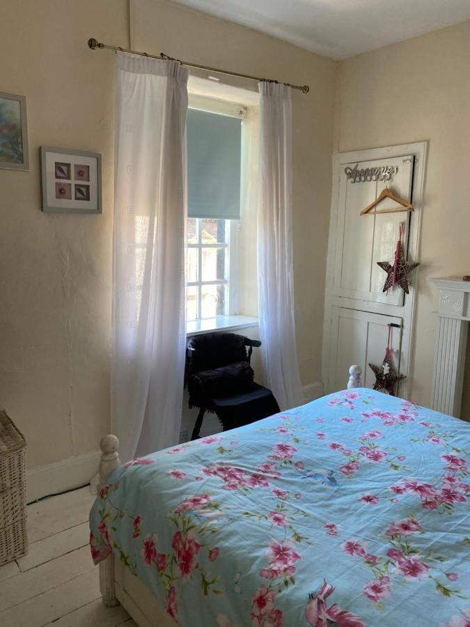 Stunning 2-Bed Apartment Above Schooners Bar Neath Ngoại thất bức ảnh